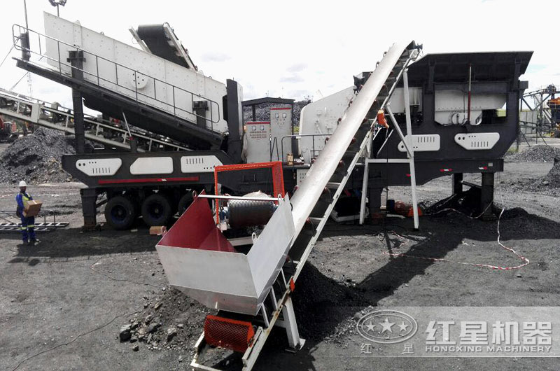 輪胎式移動(dòng)碎石工作現(xiàn)場(chǎng)