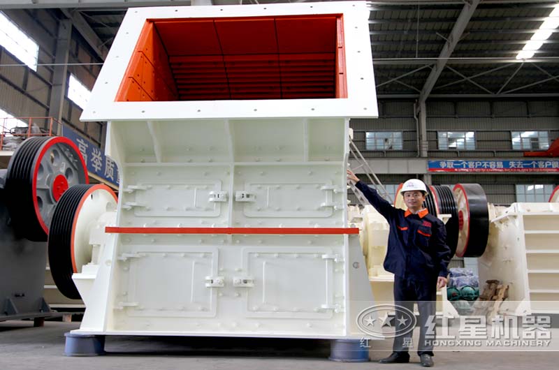 紅星重錘式破碎機車間合影