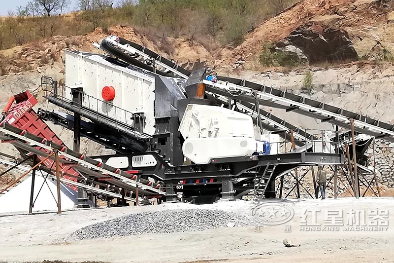 輪胎式移動破碎生產(chǎn)現(xiàn)場