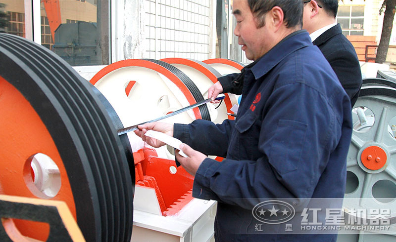 紅星工作人員檢查設備現場