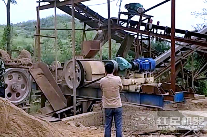 對(duì)輥式破碎機(jī)制砂現(xiàn)場(chǎng)
