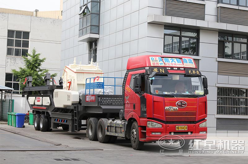 移動(dòng)反擊式破碎機(jī)廠區(qū)實(shí)拍