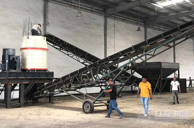 紅星廠家生產(chǎn)的立軸破碎機現(xiàn)場實拍