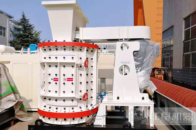 復(fù)合式破碎機(jī)機(jī)殼上開有活動門便于拆裝維修