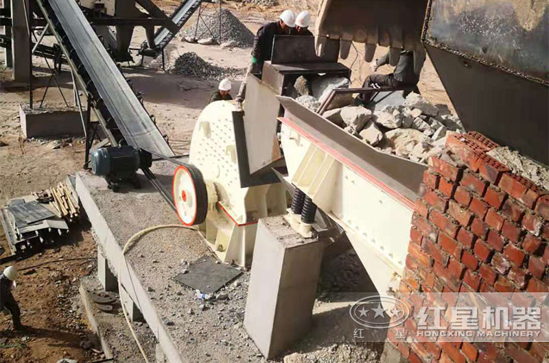 重錘式破碎機(jī)破碎現(xiàn)場(chǎng)