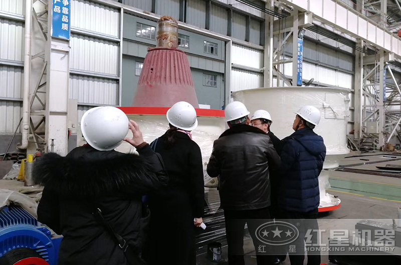 客戶參觀圓錐破碎機(jī)生產(chǎn)車間