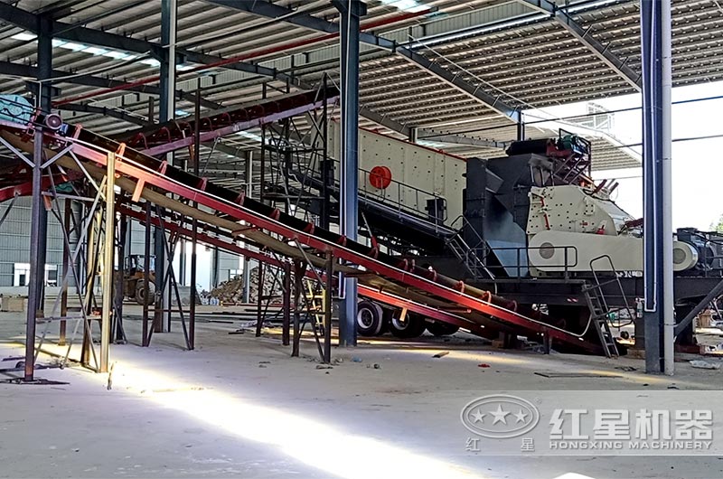 輪胎移動(dòng)反擊破作業(yè)現(xiàn)場(chǎng)