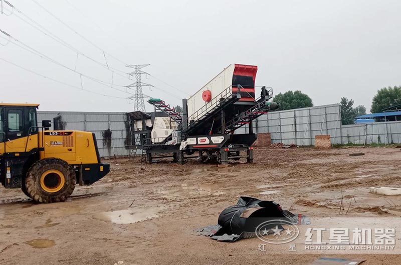 建筑垃圾移動(dòng)破碎機(jī)直達(dá)工地現(xiàn)場作業(yè)