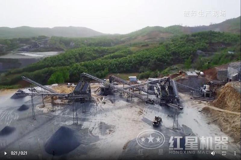 公路用顎式破碎機(jī)石子加工廠現(xiàn)場航拍