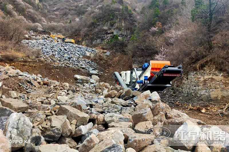 一小時(shí)300噸花崗巖制砂，移動(dòng)破碎站選什么制砂機(jī)用