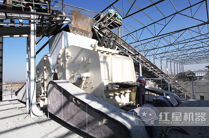 機(jī)制砂生產(chǎn)現(xiàn)場(chǎng)反擊式破碎機(jī)