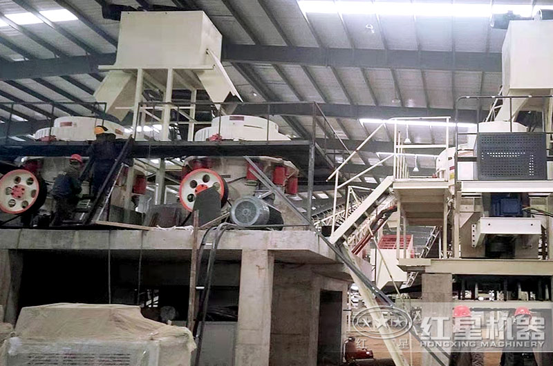 日產(chǎn)5000噸鵝卵石機(jī)制砂廠現(xiàn)場(chǎng)