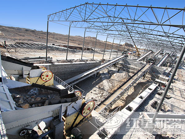 顎式碎石機(jī)現(xiàn)場圖