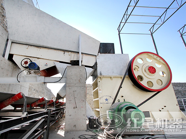 液壓顎式破碎機(jī)現(xiàn)場(chǎng)圖