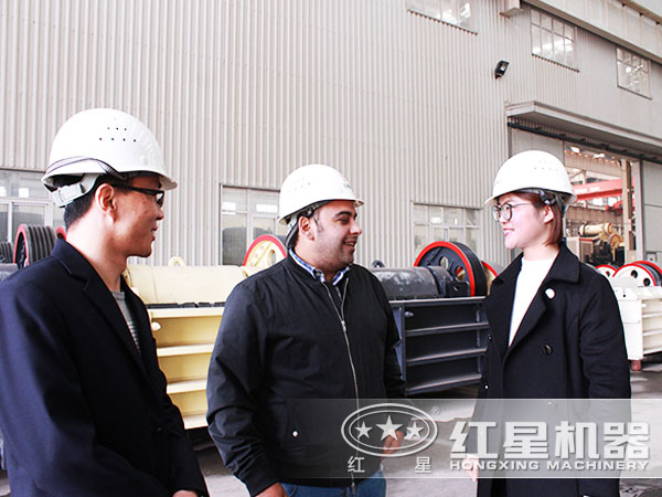 紅星國際貿易部員工帶用戶參觀廠區(qū)